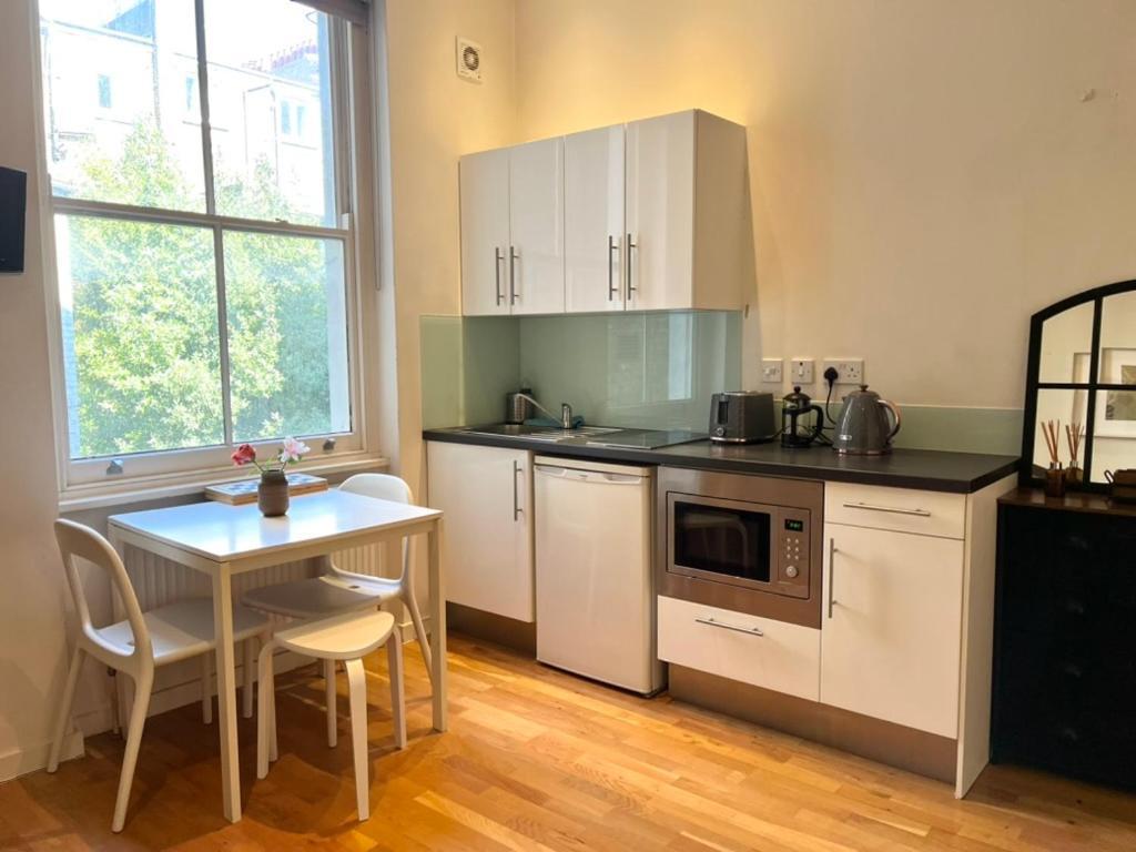 Bright And Airy One Bedroom Condo, Olympia, Kensington Appartement Londen