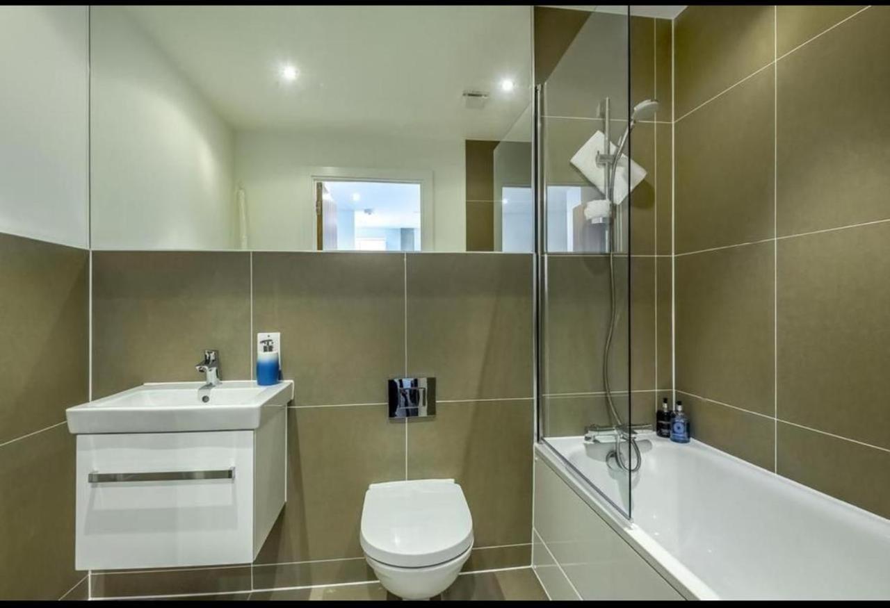 Feel At And Contractor Friendly Apartment *