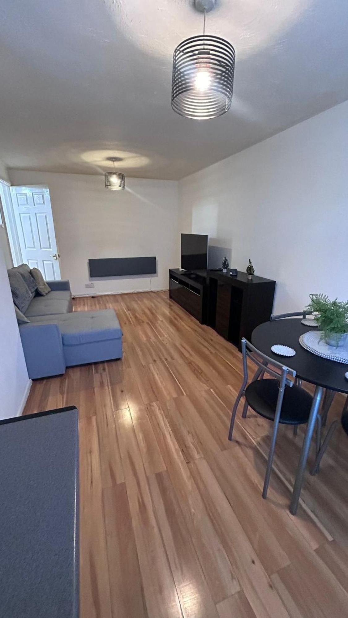 Feel At And Contractor Friendly * London