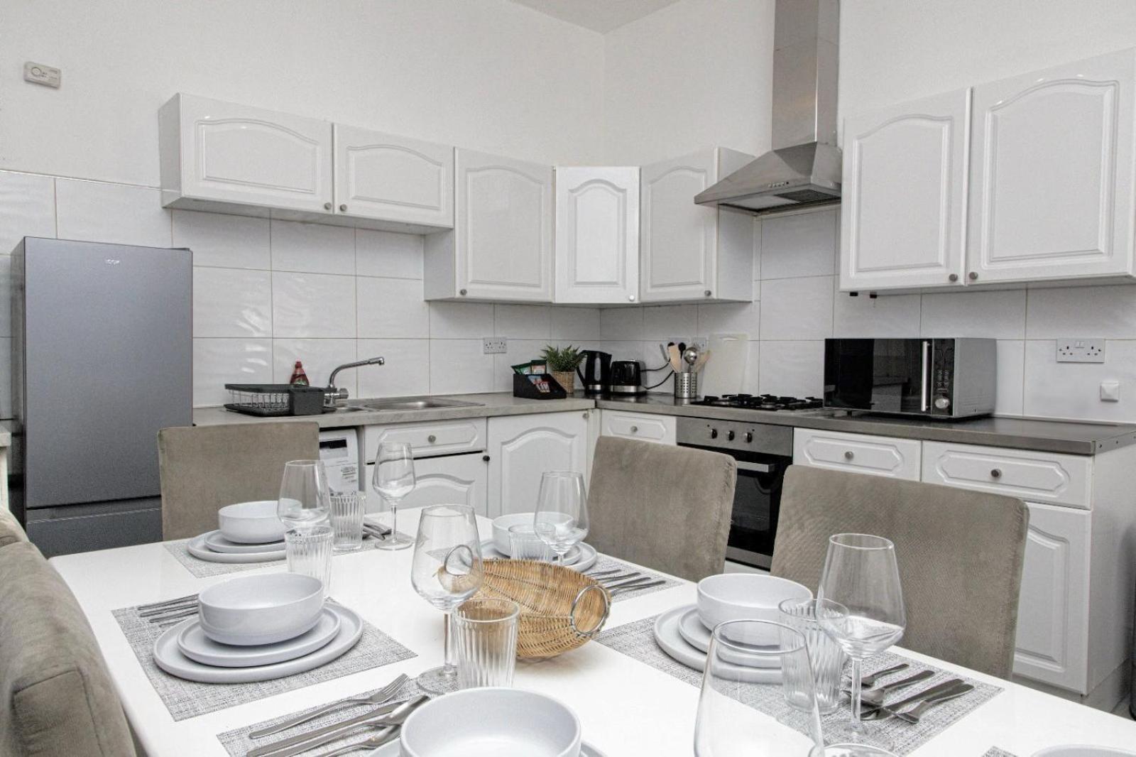 Lägenhet 3 Bed, 2 Bath With Terrace & Local Entertainment