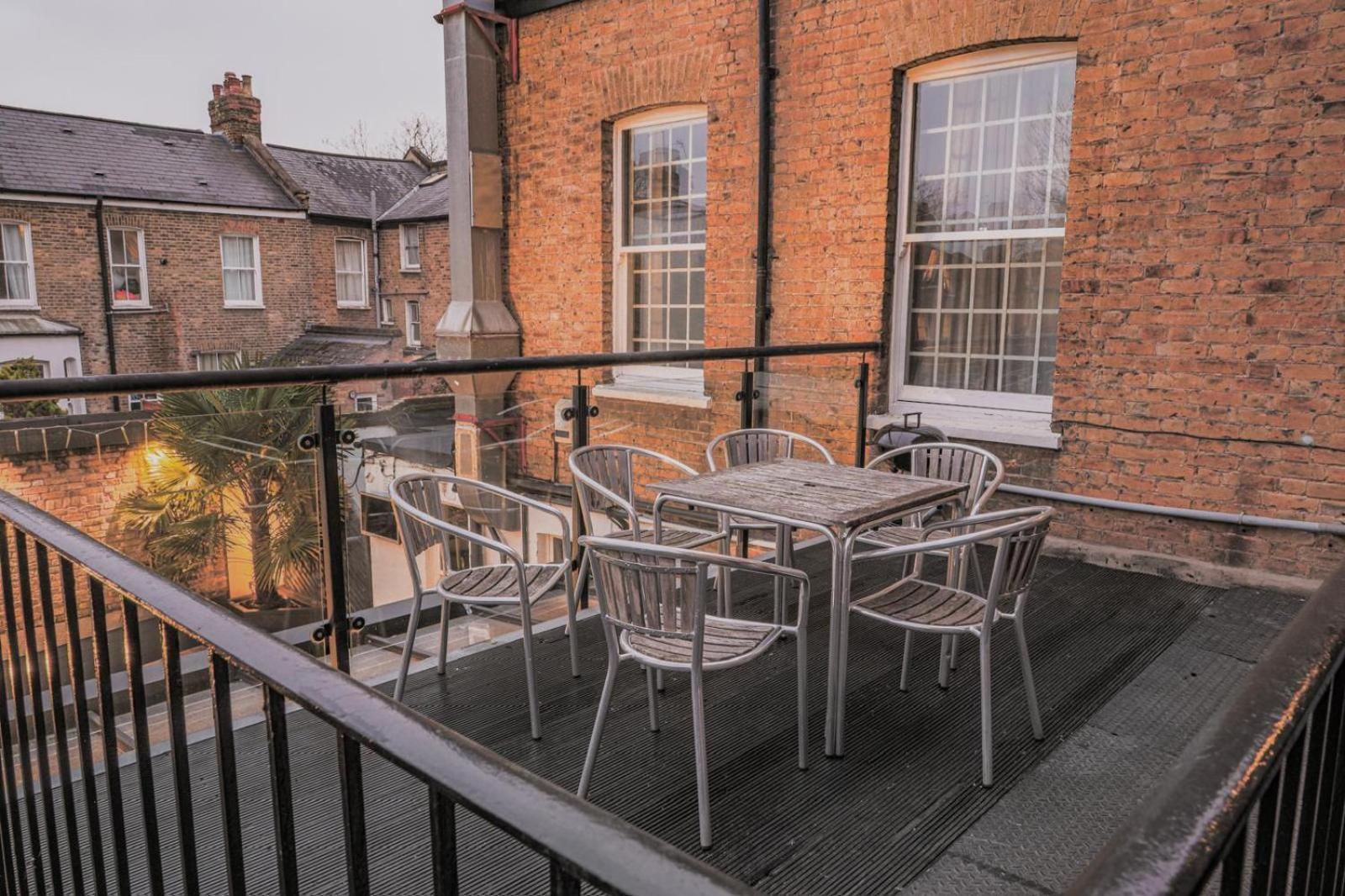 3 Bed, 2 Bath With Terrace & Local Entertainment Lägenhet