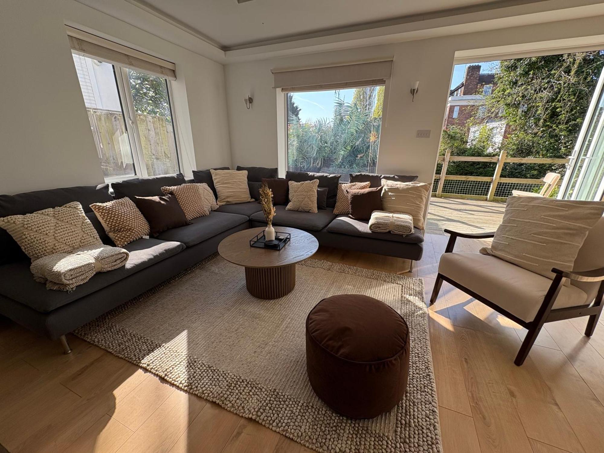 Apartment Stunning 3bd With Garden & Free Parking