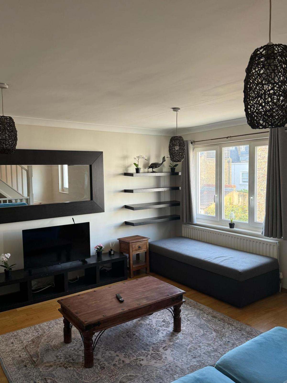 Stylish Flat In The Heart Of Battersea Apartment *