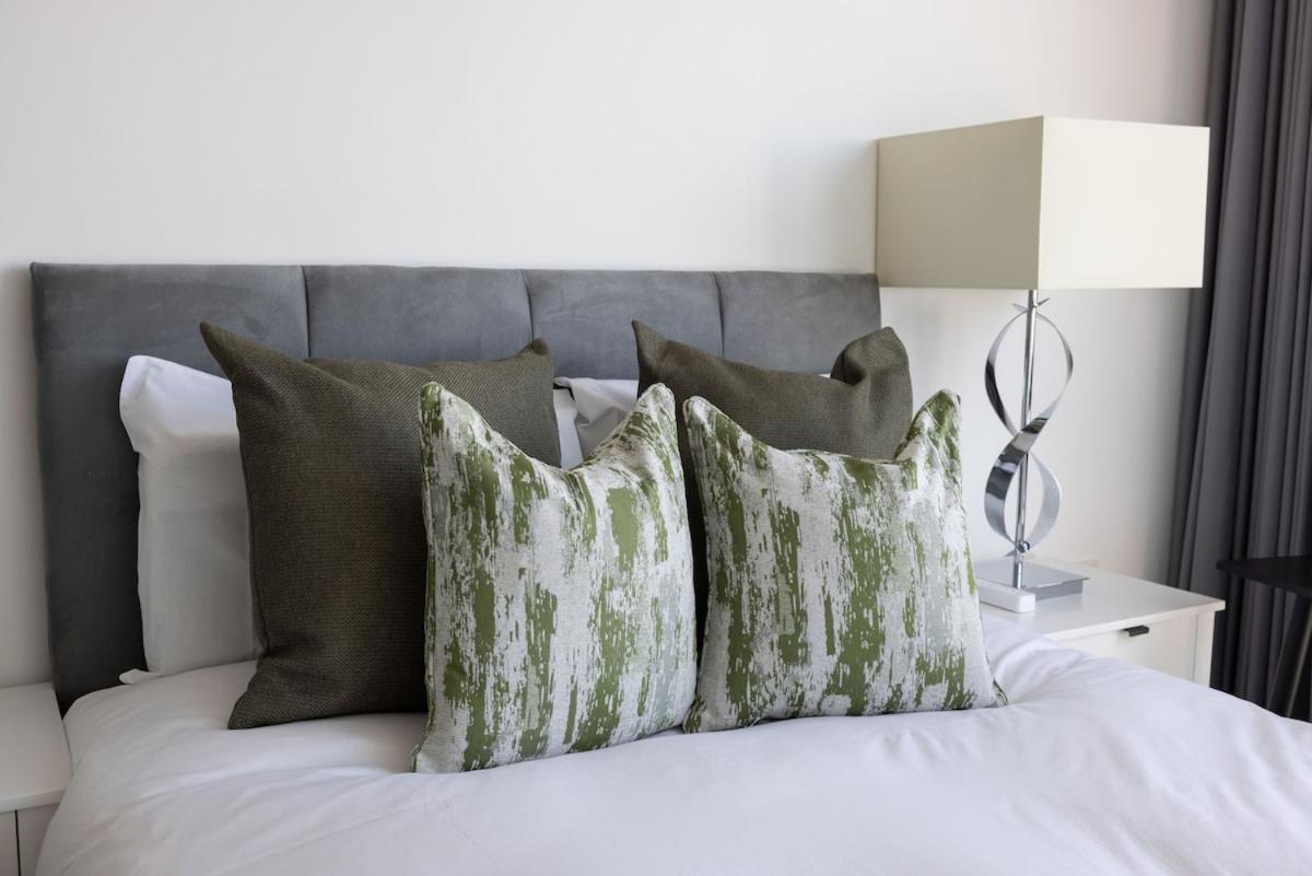 Luxury With Pool, Gym, Spa, Free Parking 3 Bedroom Appartement *