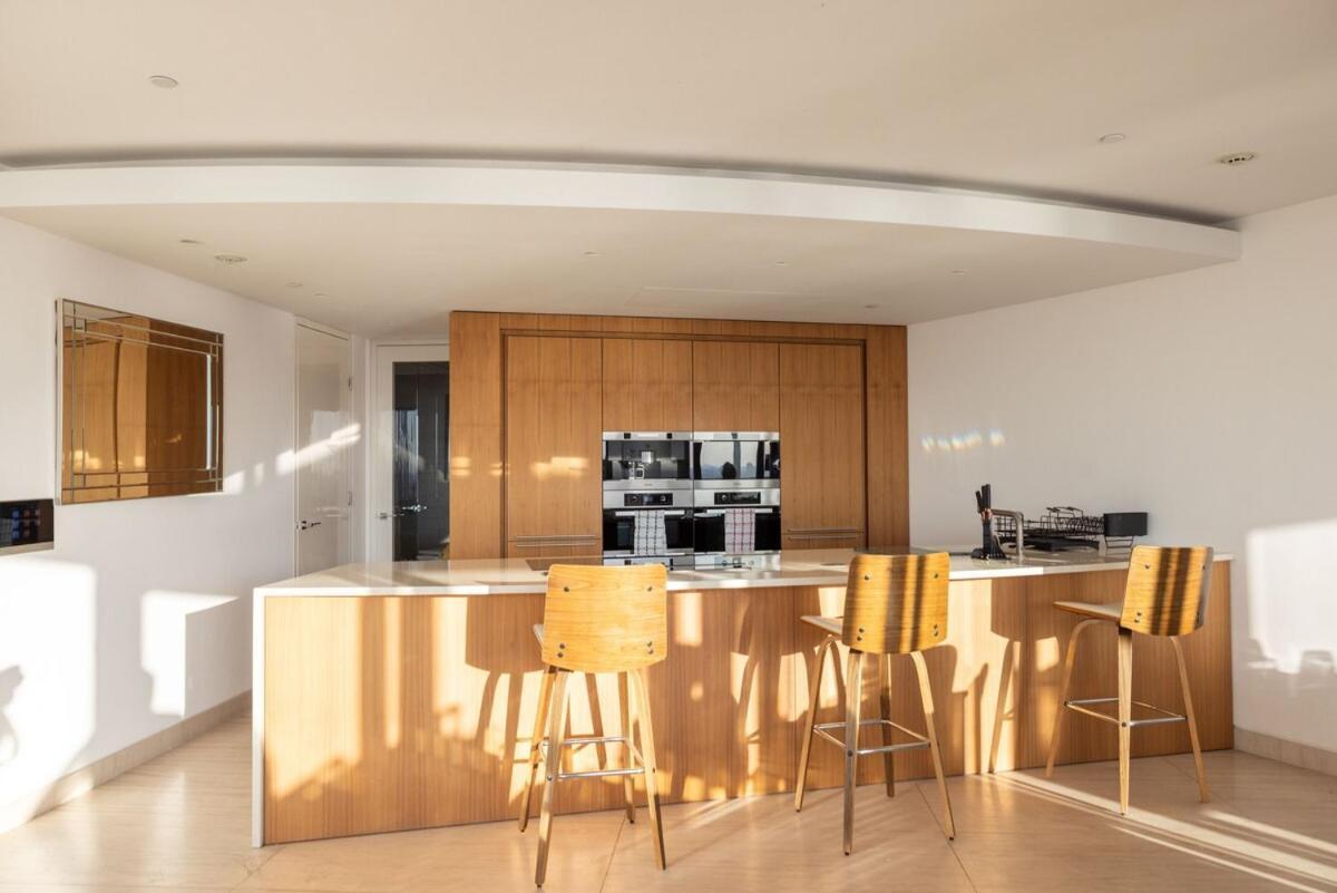 Luxury With Pool, Gym, Spa, Free Parking 3 Bedroom * Londen