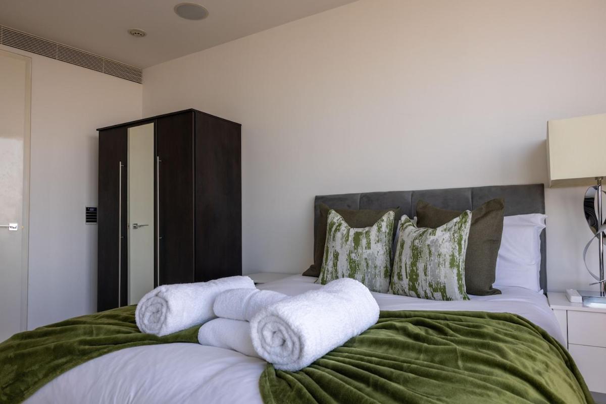 Luxury With Pool, Gym, Spa, Free Parking 3 Bedroom Londen