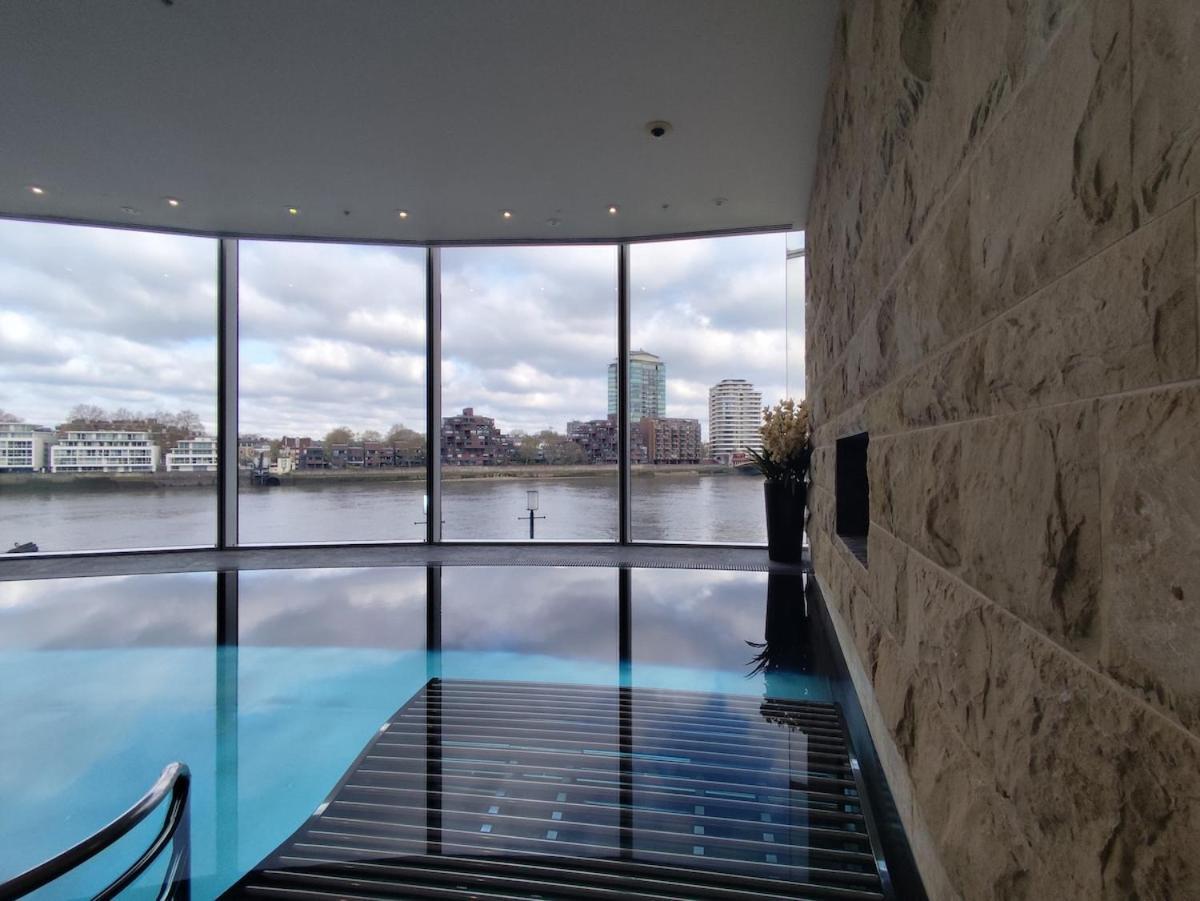 Luxury With Pool, Gym, Spa, Free Parking 3 Bedroom Londen