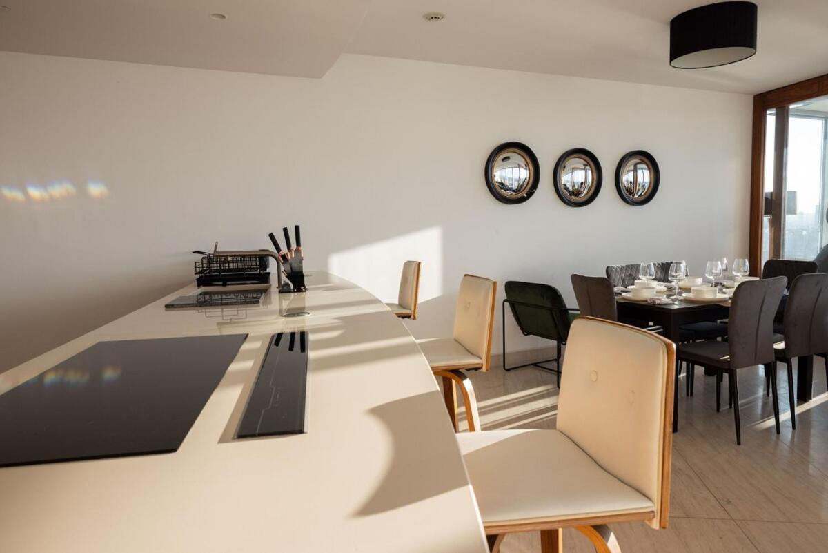 Luxury With Pool, Gym, Spa, Free Parking 3 Bedroom Appartement *