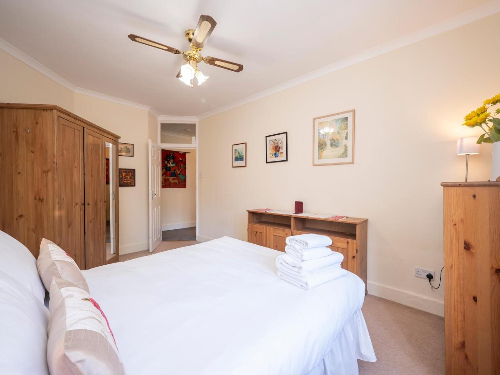 Elegant Bloomsbury Flat In Historic Pass The Keys London