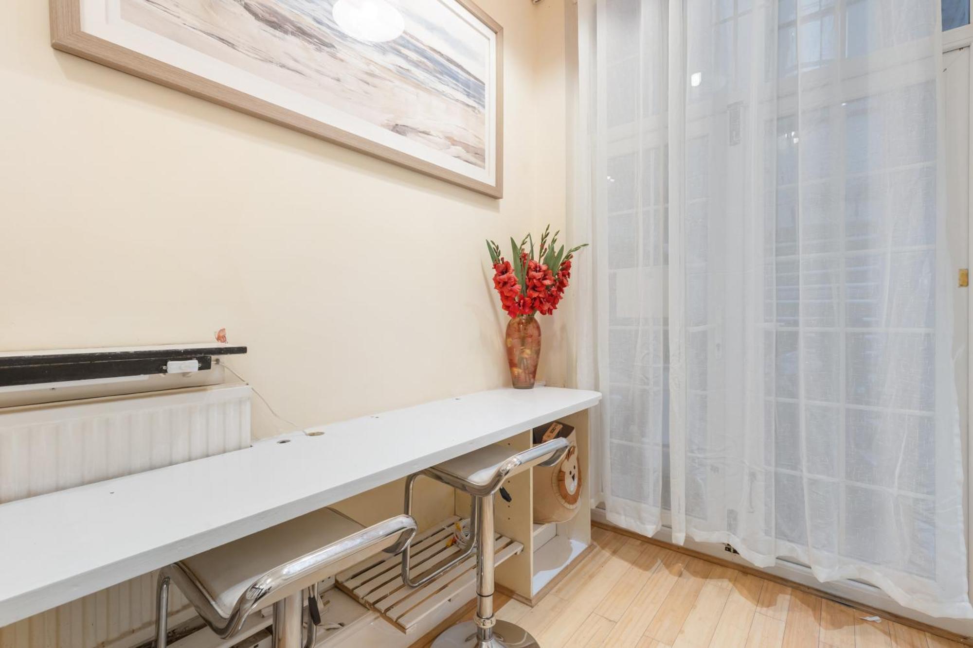 4 Bedroom House In Kensington Londra