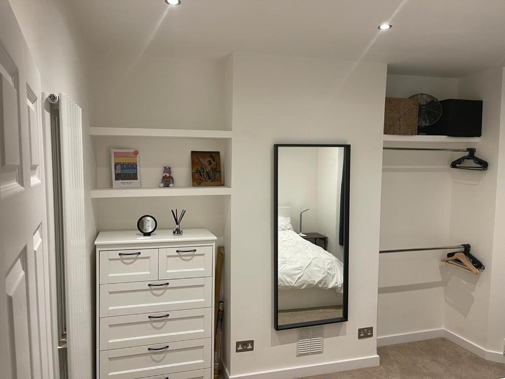Feriehus Bright, Modern, Spacious With Garden London