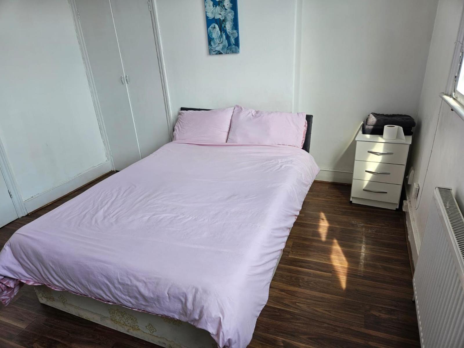 Stylish 2-bedroom Flat - Links Apartment London