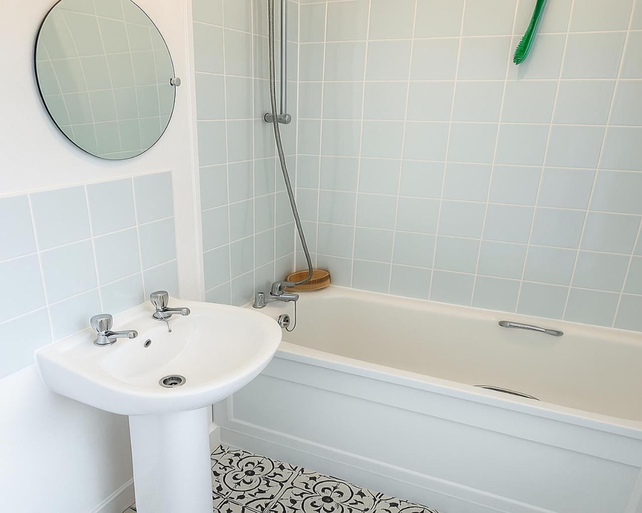 33m Near Canary Wharf London