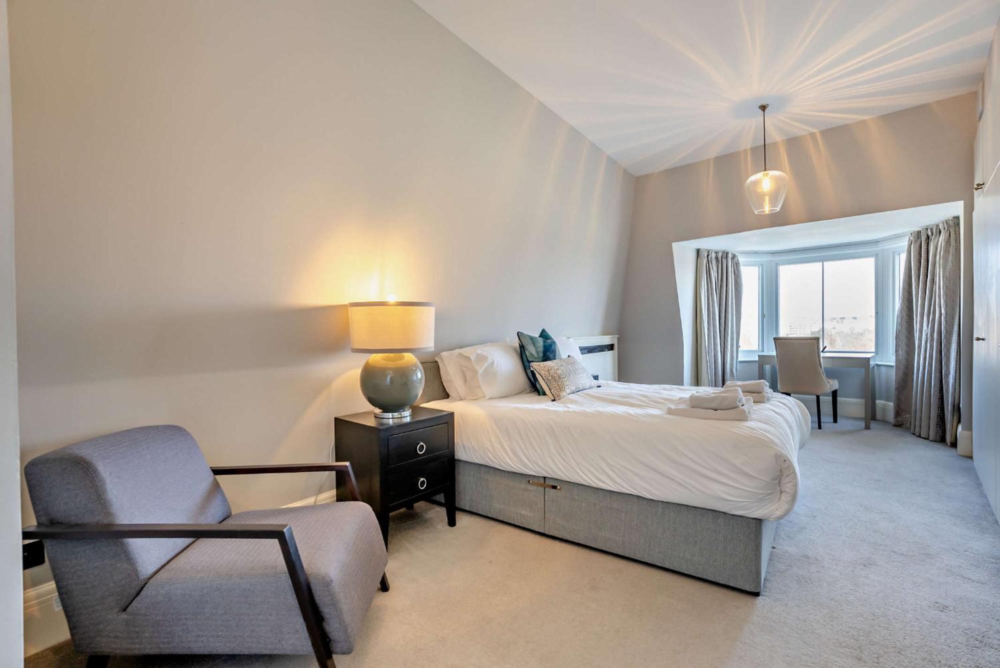 Strathmore Court * Londra