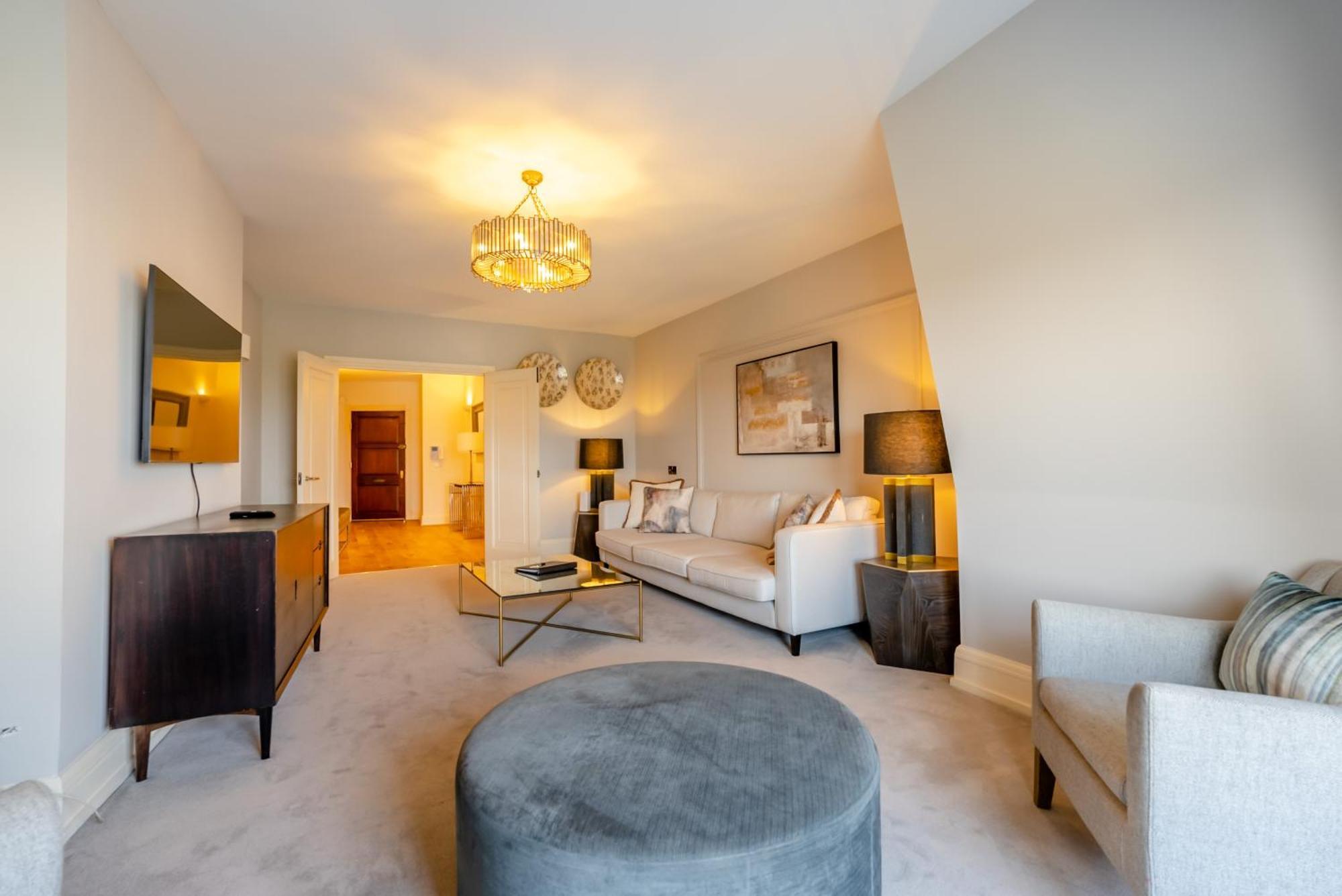 Strathmore Court * Londra
