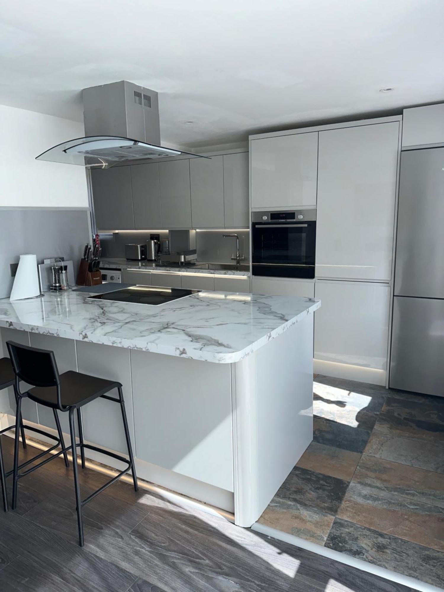 Ferienhaus Modern Four Bedroom Semi-detached House With Off Street Parking 8 Min Drive To Wembley Stadium, 5 Miles To London