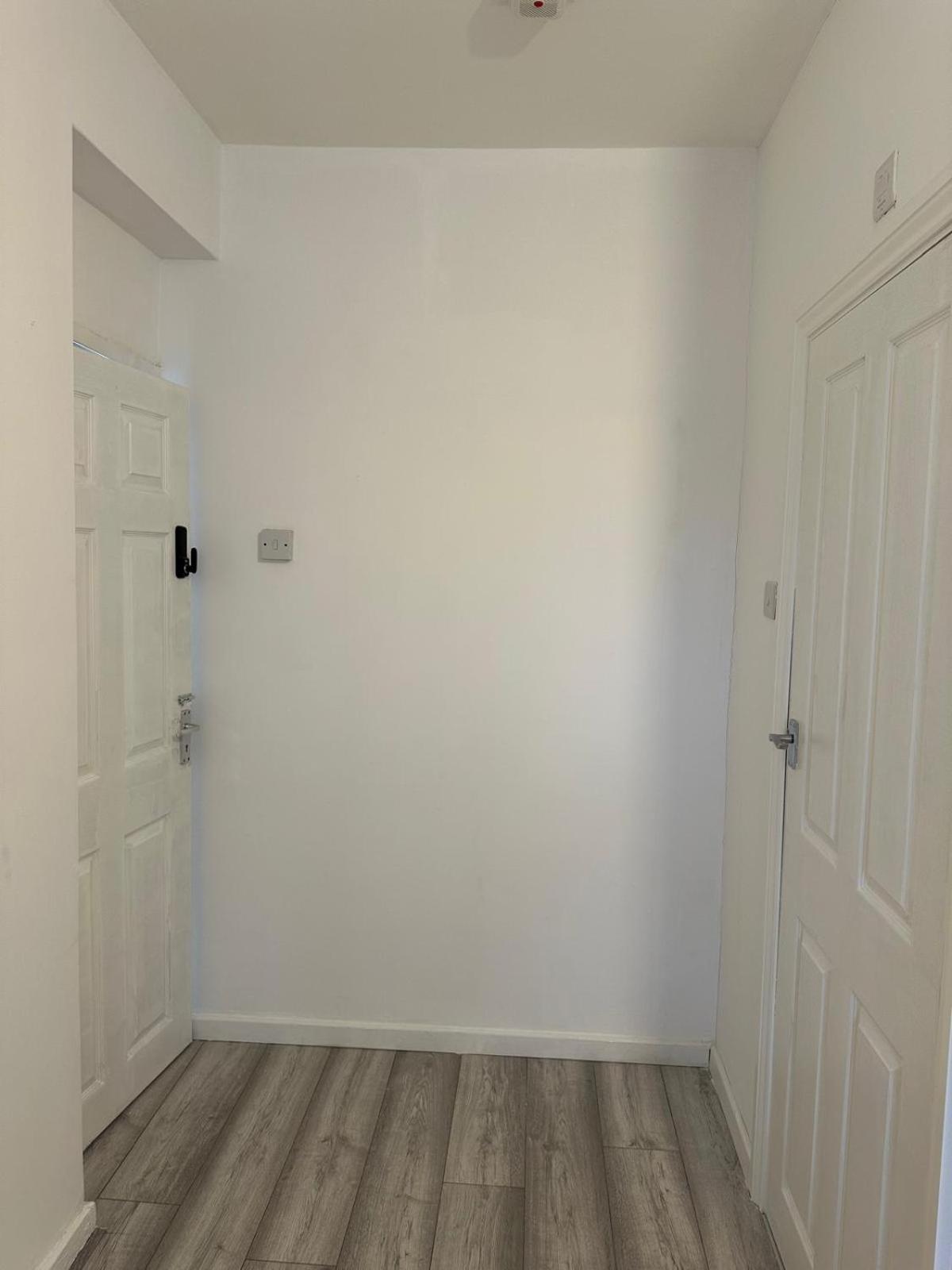Beautiful Private Double Room In A Shared 3-Bedroom Apartment Minutes Walk From Bethnal Green Apartment *
