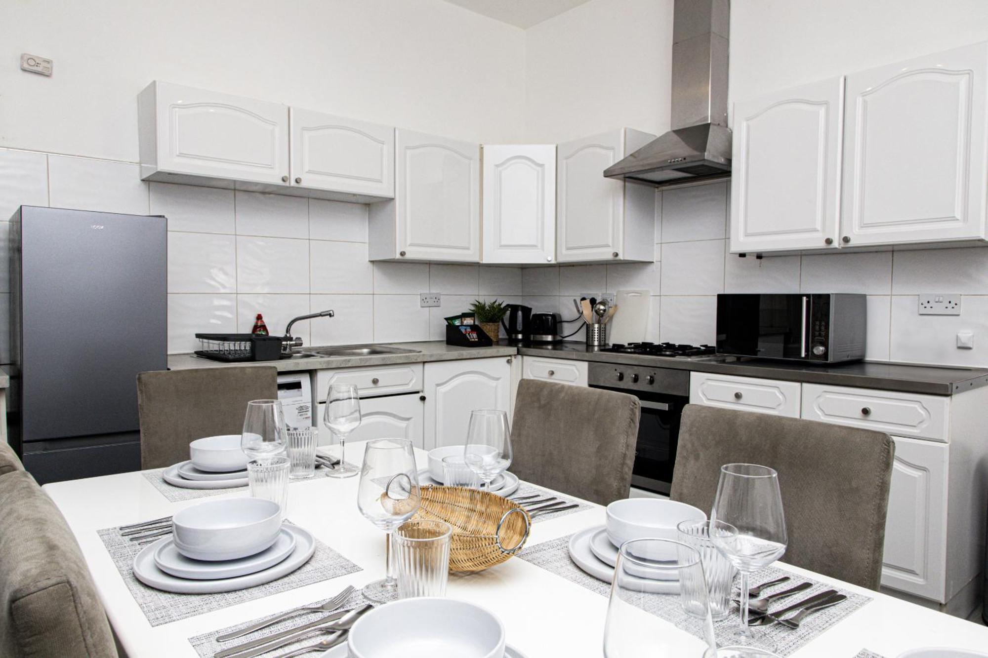 3 Bed, 2 Bath With Terrace & Local Entertainment Lägenhet London