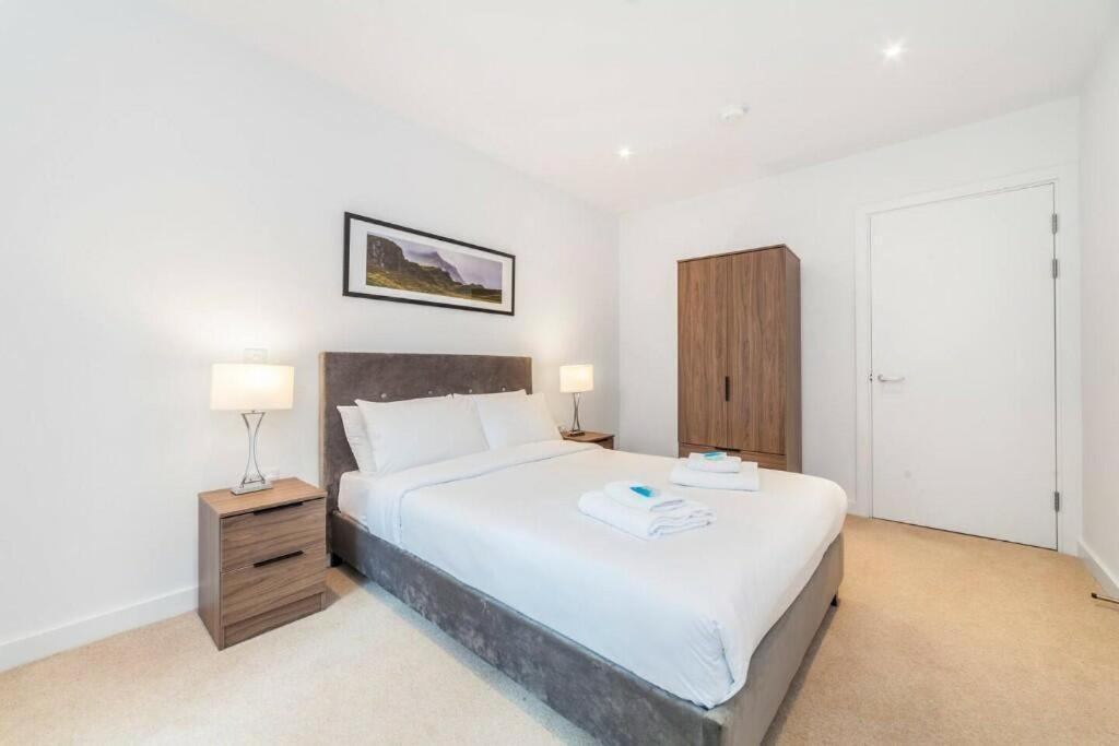 Chic 2-bedroom In Canada Water, - Stylish Retreat Near The River Thames