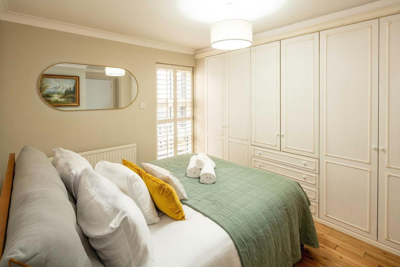 Serene Garden Flat - Steps From Tower Bridge London