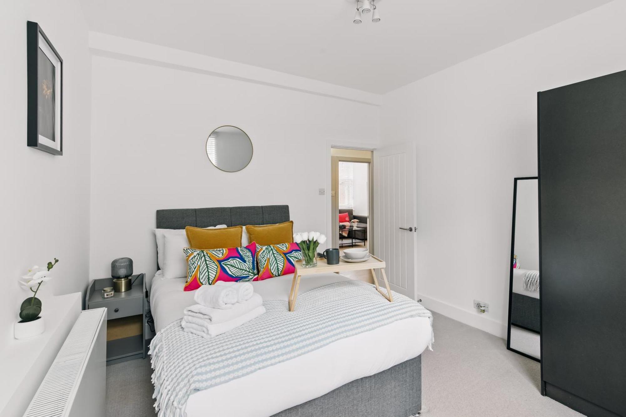 Modern 1-bedroom Retreat In Trendy Clerkenwell Apartment *