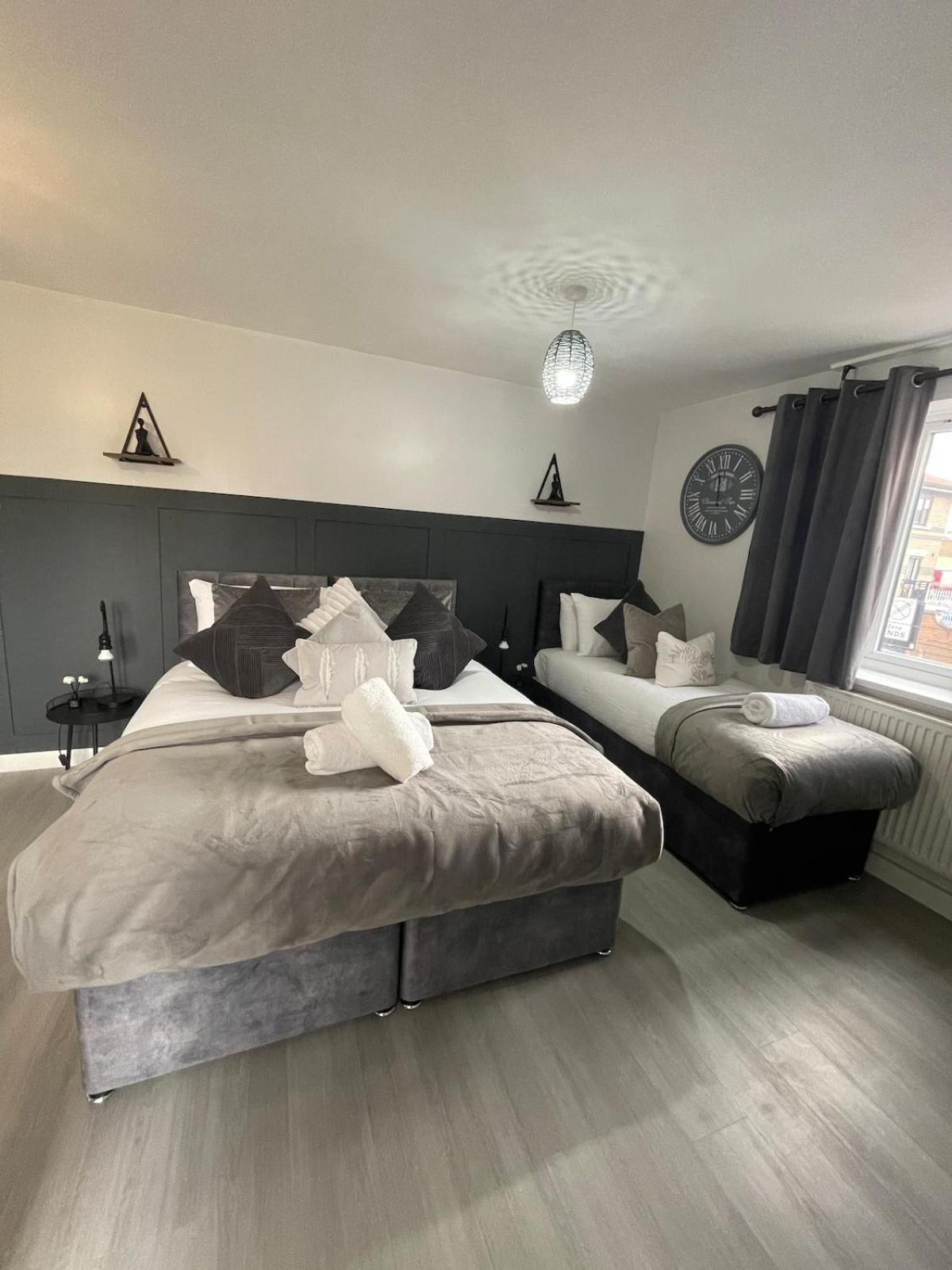 Luxurious & Spacious 3-br Free Parking Balcony Apartment London