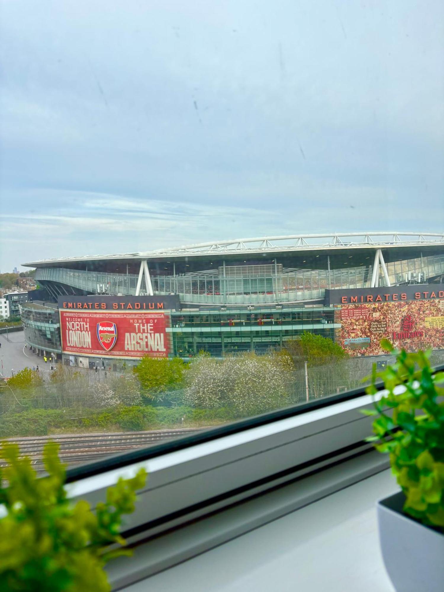 Stylish 2-bed Retreat Steps From Emirates Stadium Appartement Londen