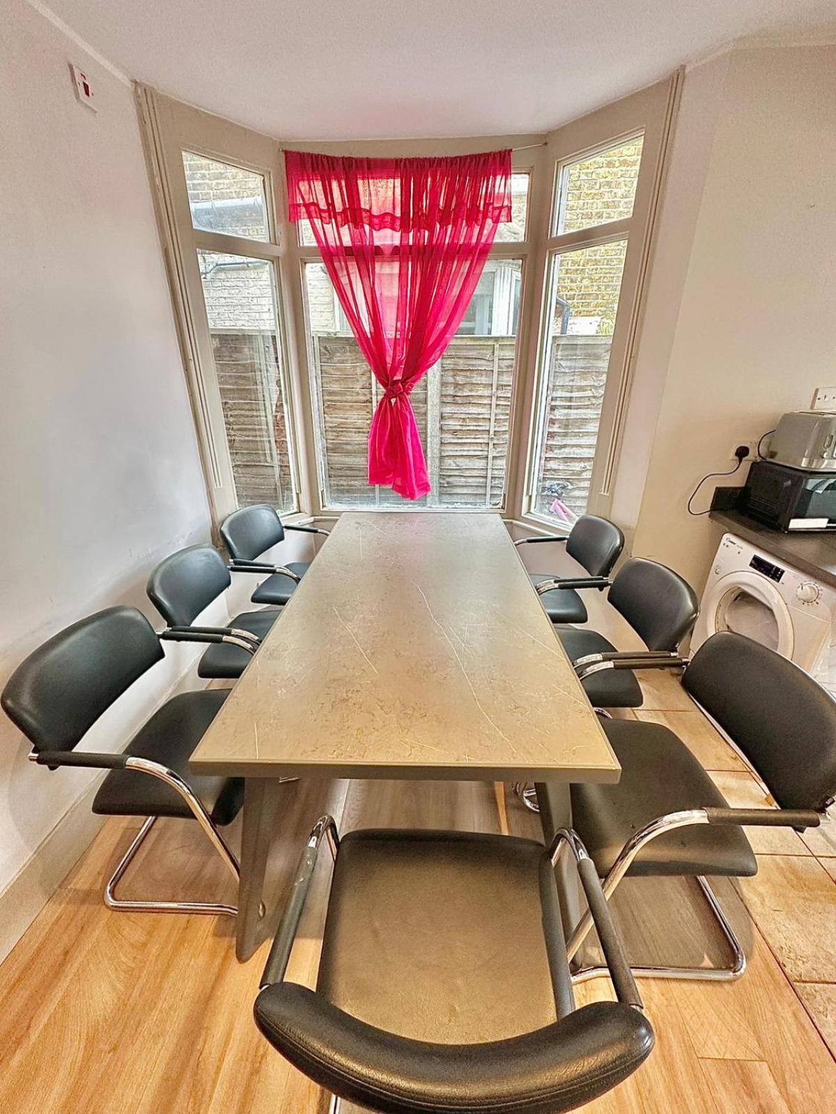 Holiday home Large House In 105 London