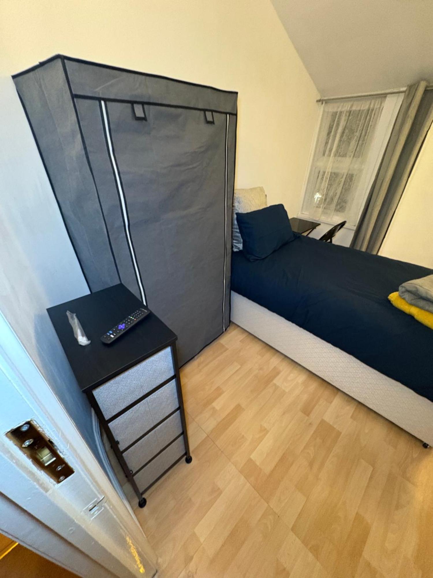 Cosy 8 S Guest house London