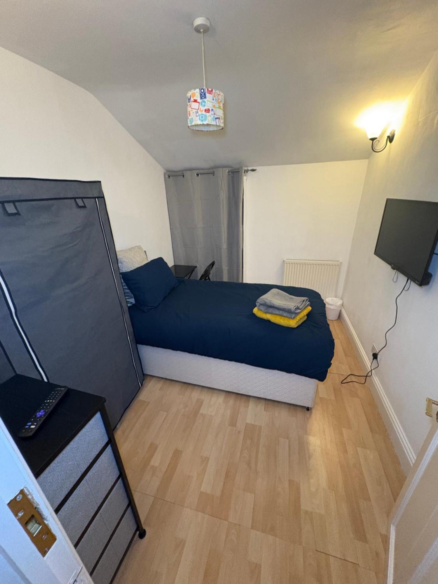 Cosy 8 S Guest house London