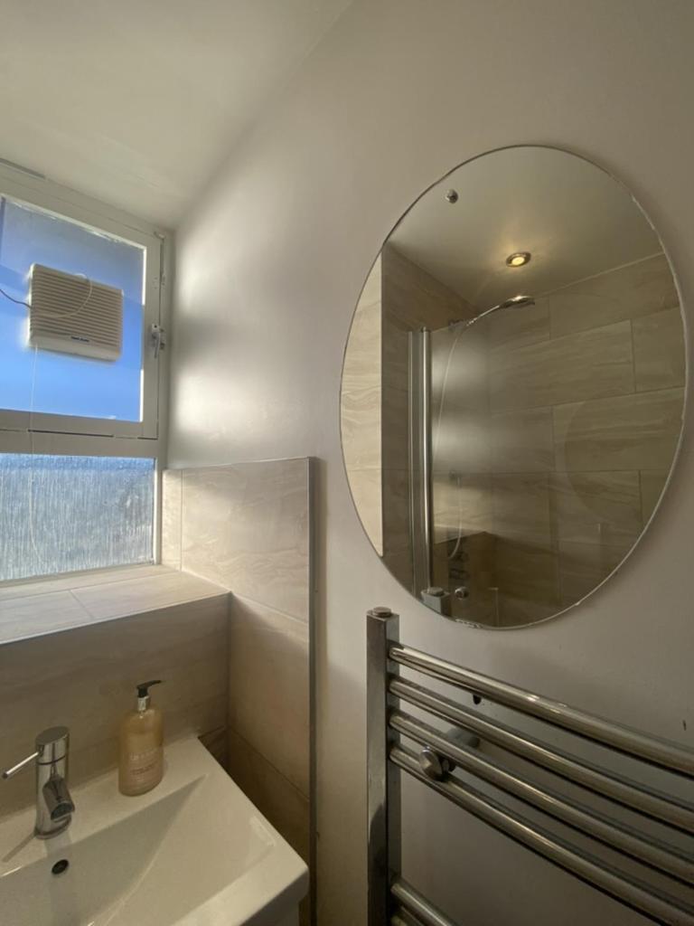 Entire Spacious - Close To Apartment London