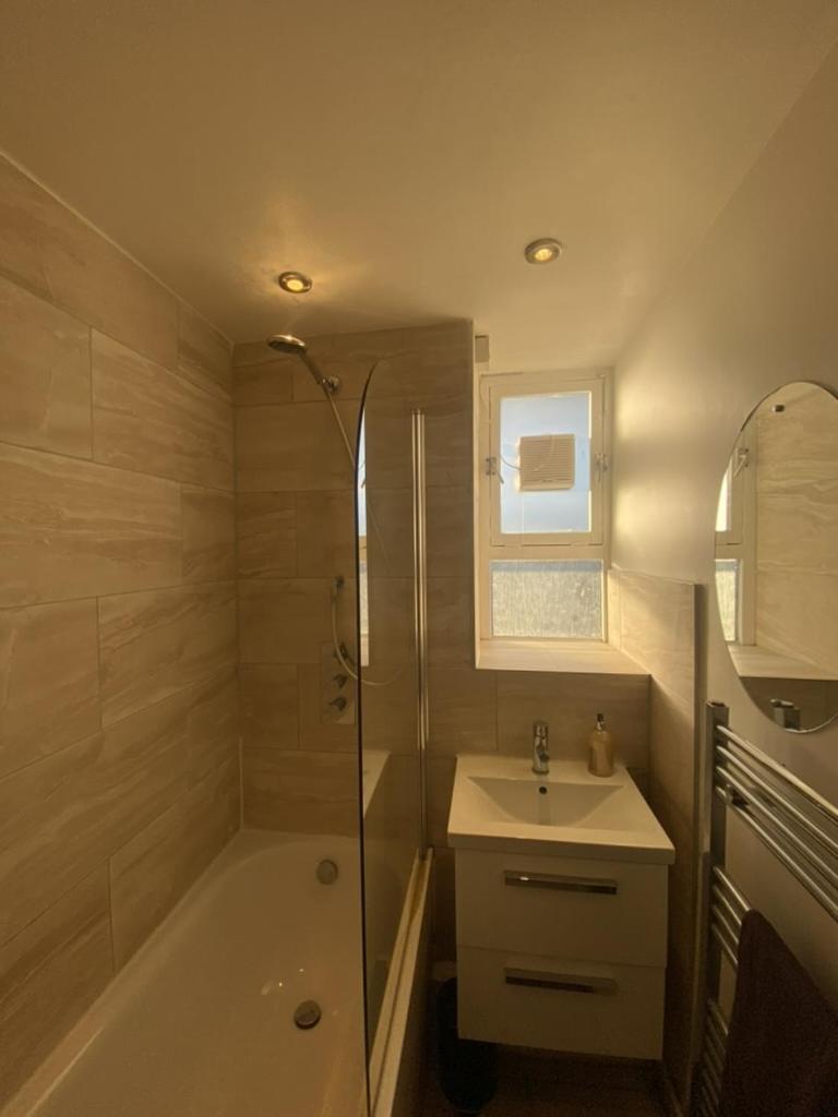 Entire Spacious - Close To * London