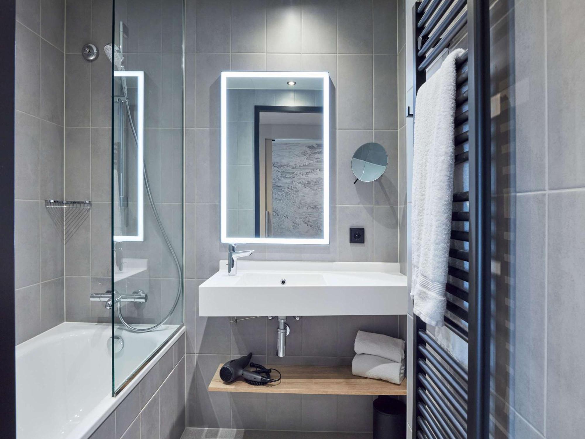Adagio East 4*
