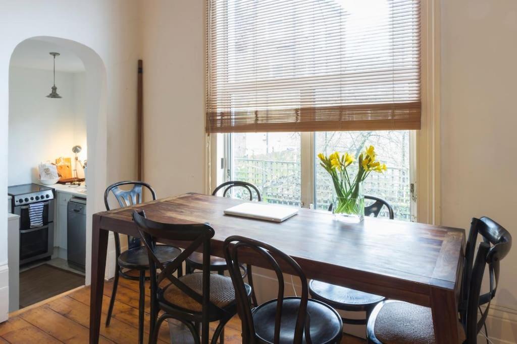 A Stylish Victorian In West Apartment