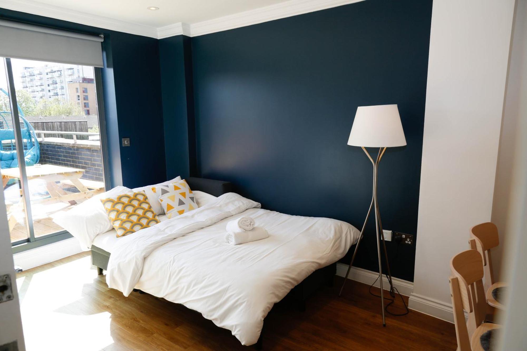 New Luxury In Location Next To Shops, Cafes, Bars & Metro Lägenhet