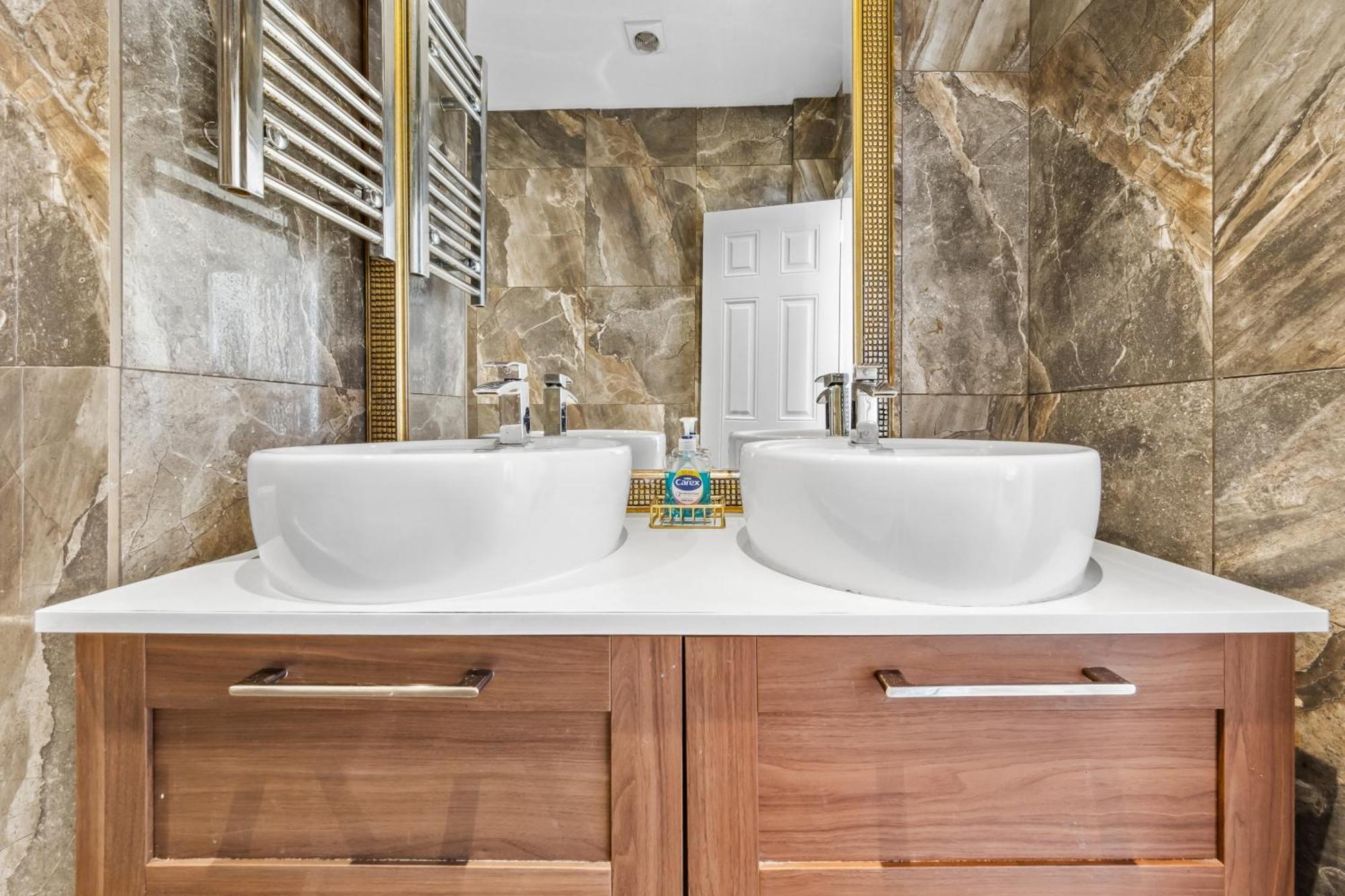 Minimalist Luxe 2br Designer Retreat In Prime Kensington For 6 Next To Station Harrods Apartment *