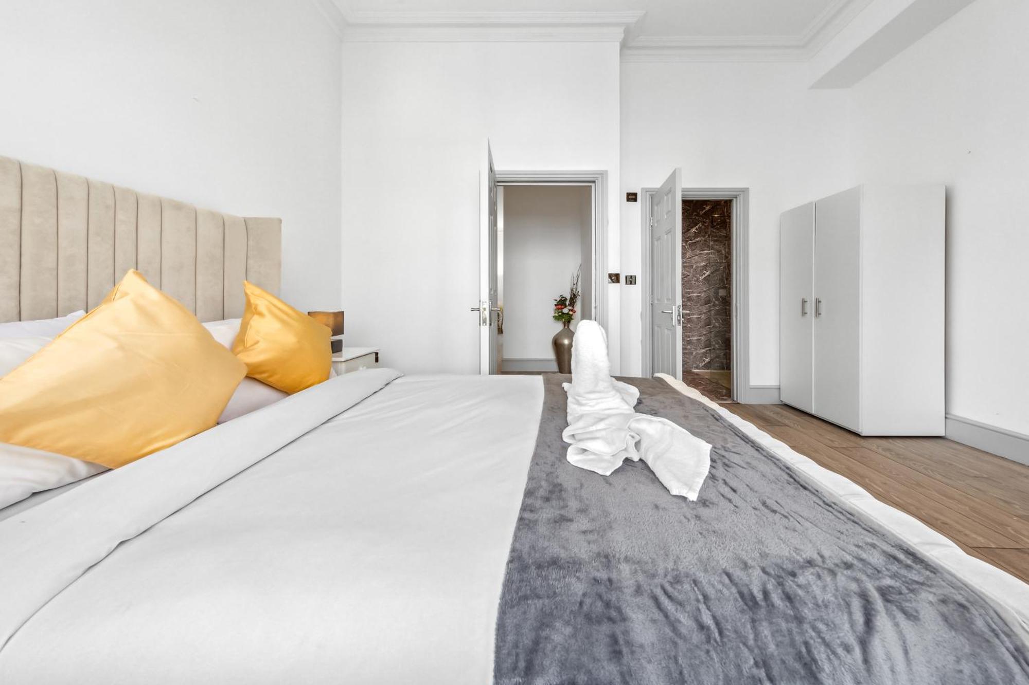Minimalist Luxe 2br Designer Retreat In Prime Kensington For 6 Next To Station Harrods * Londen