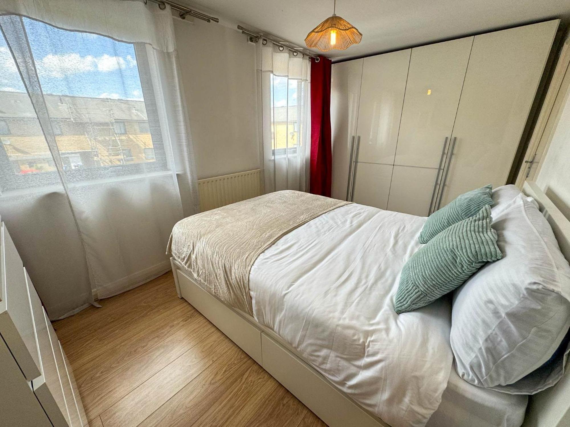 Beautiful Spacious 2 Bed Flat With 2 Parking Near Wembley Stadium Lejlighed