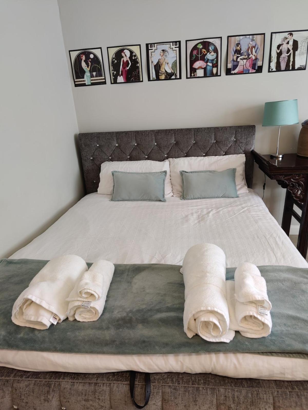 With Jacuzzi Bath, Ground Floor, Excellent Transport Connections * London