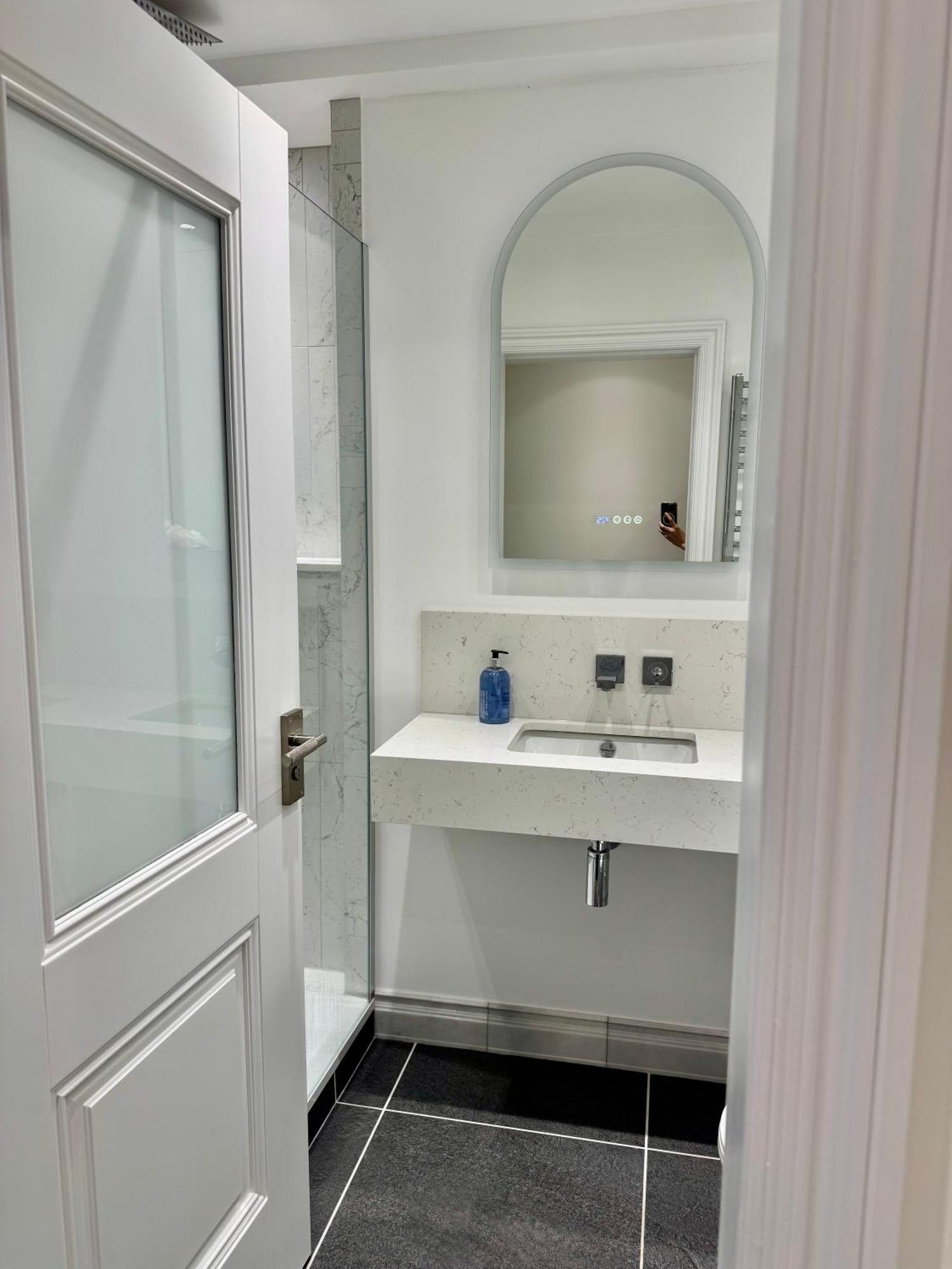 Apartment Stunning 2-bed, 2-bath In