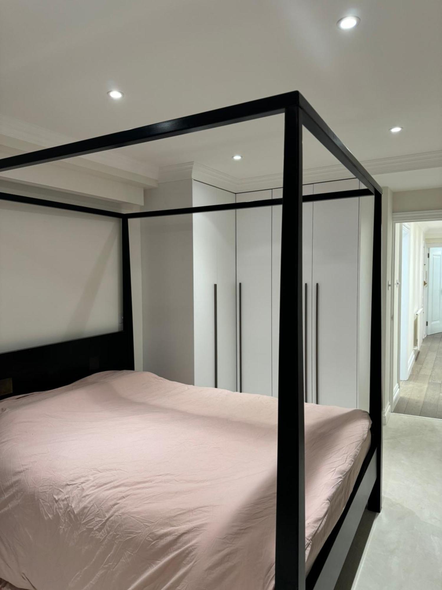 Stunning 2-bed, 2-bath In London