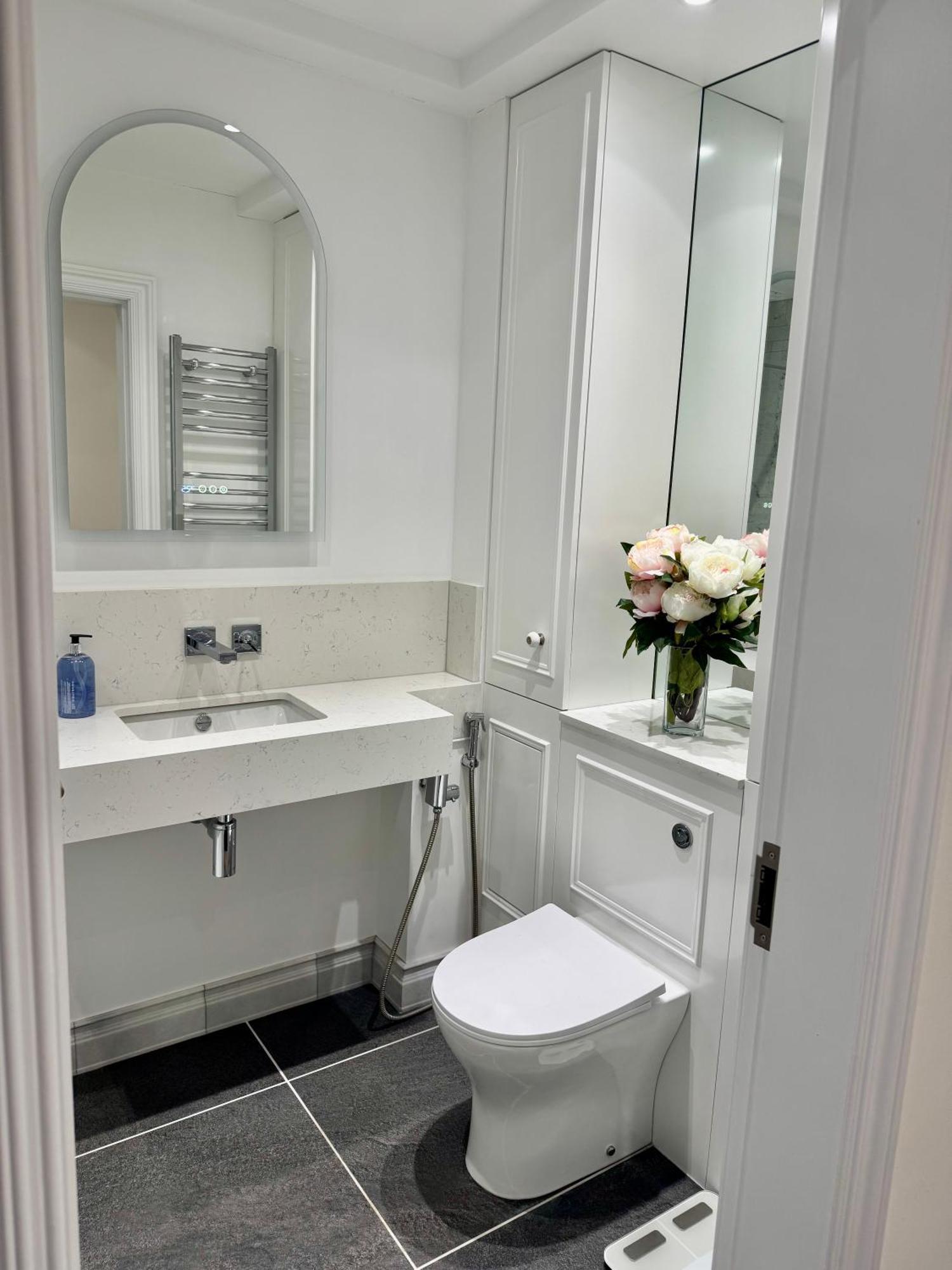 Stunning 2-bed, 2-bath In * London