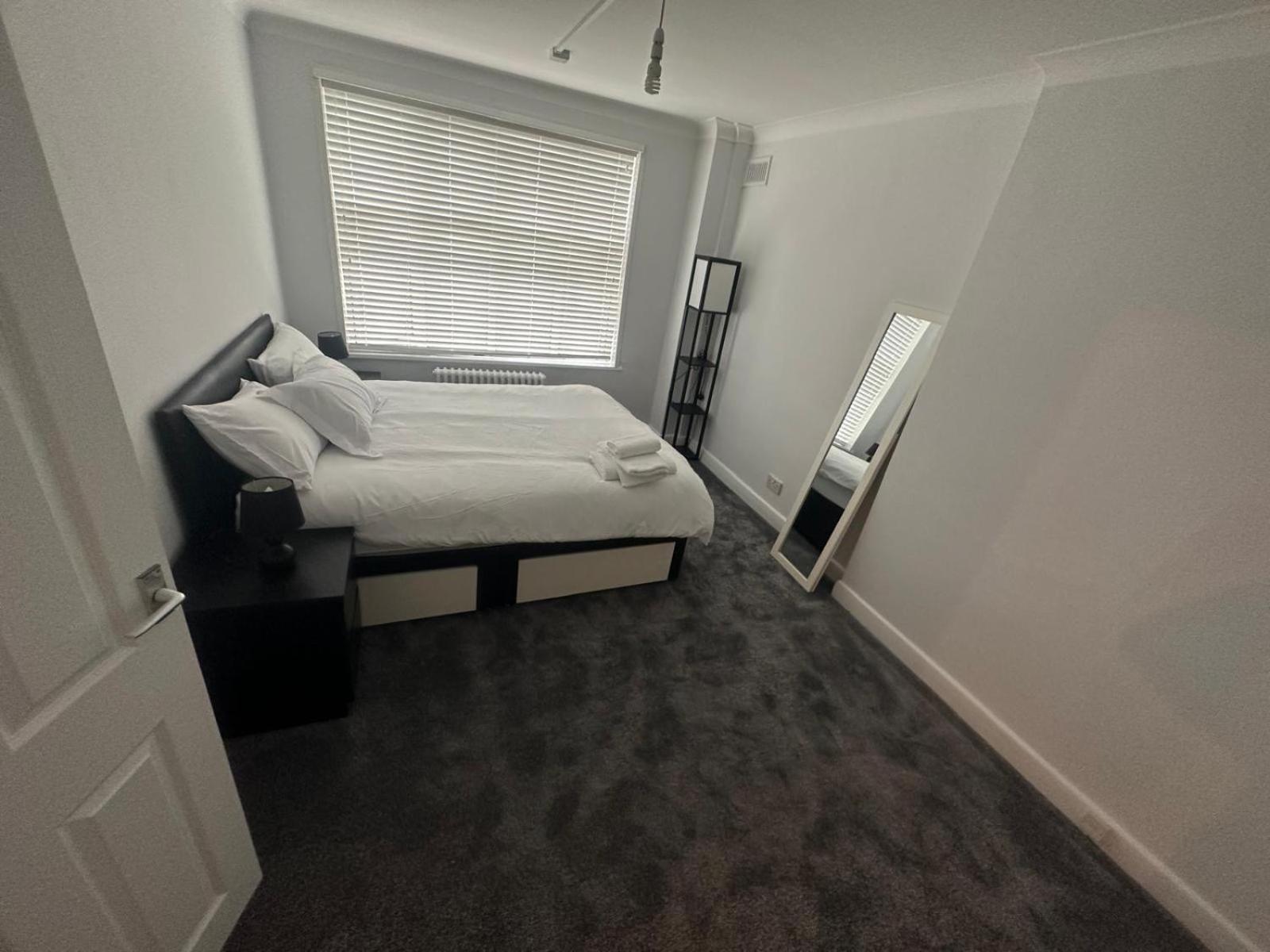 Paddington 2 Bedroom Apartment *