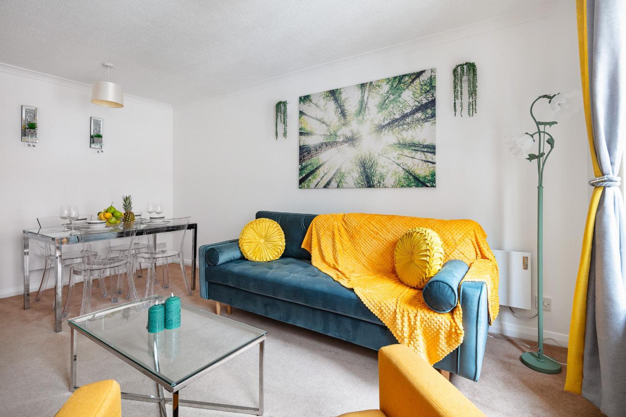 Charming Trafalgar Square Apartment *