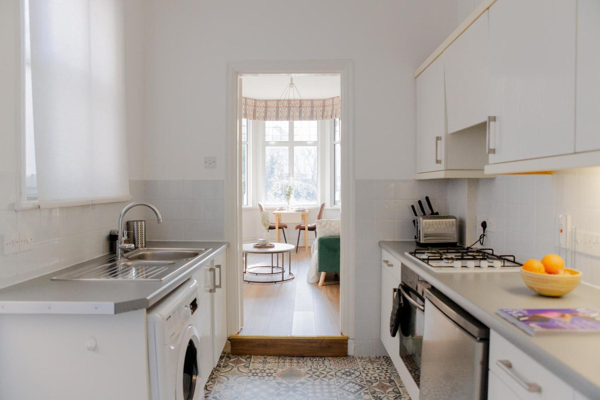 Charming One-bedroom House With Parking And Garden Views - Ealing * London