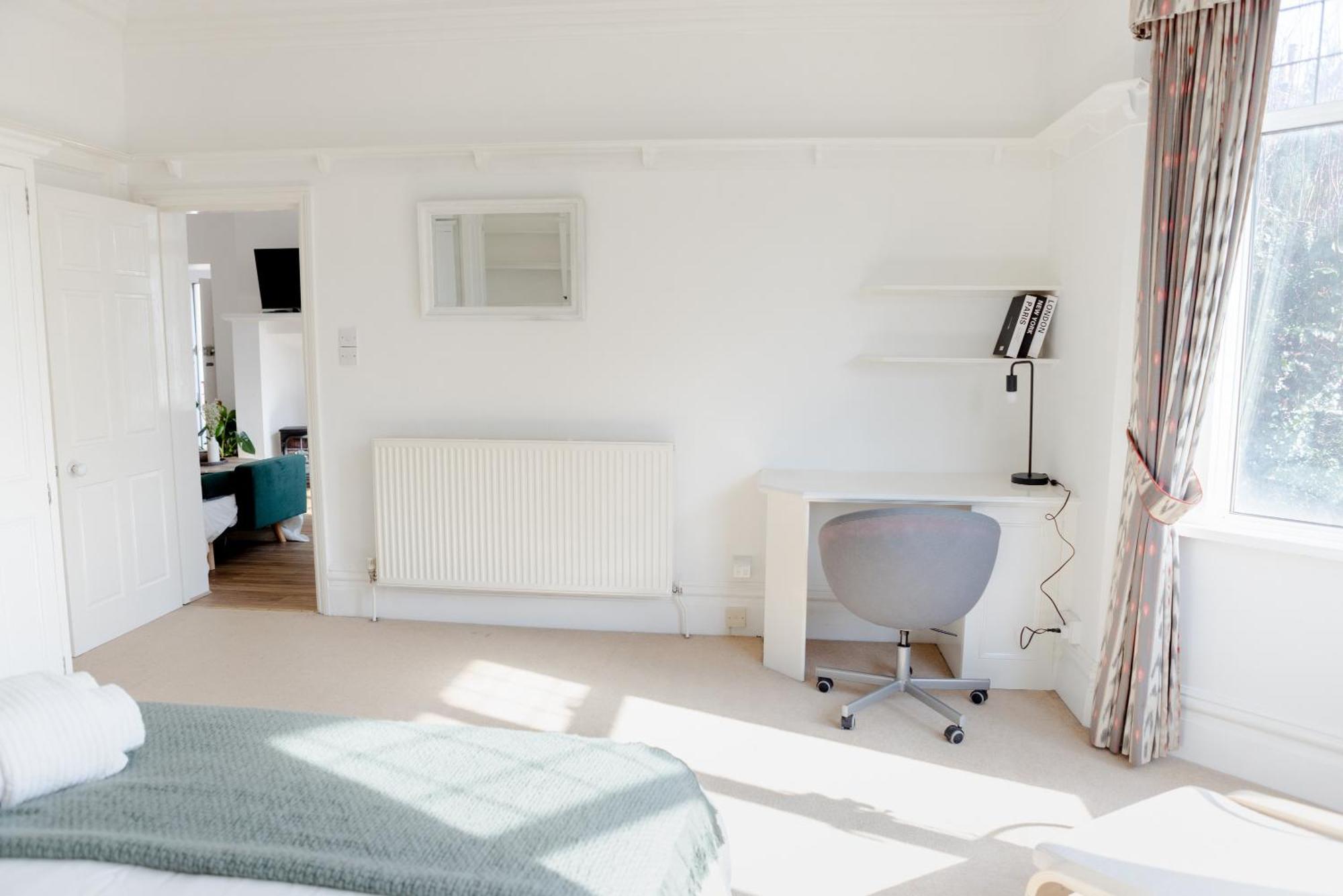 Charming One-bedroom House With Parking And Garden Views - Ealing Holiday home *