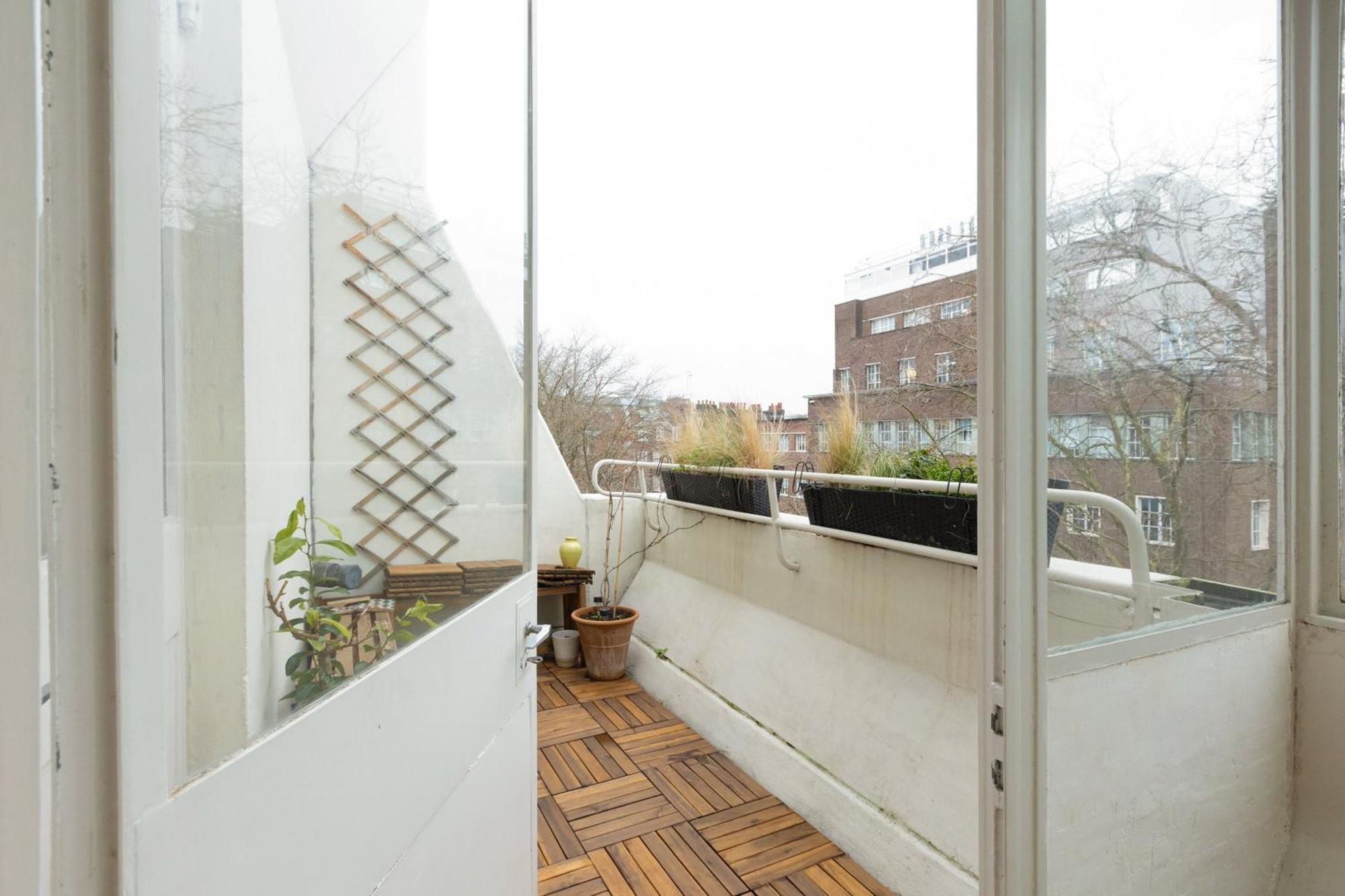 Filled With Light 1br W Balcony, Centre Apartment London