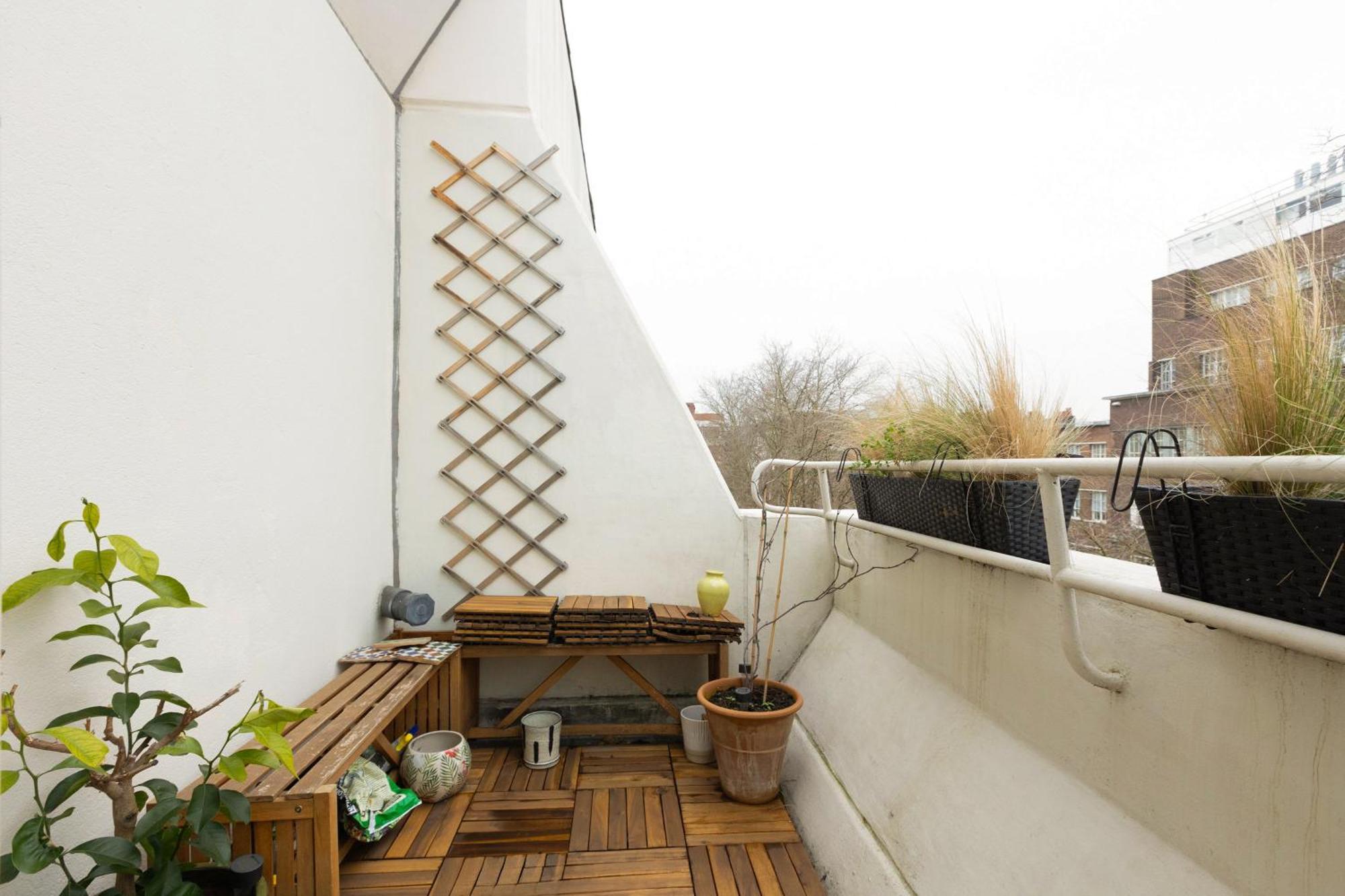 Filled With Light 1br W Balcony, Centre