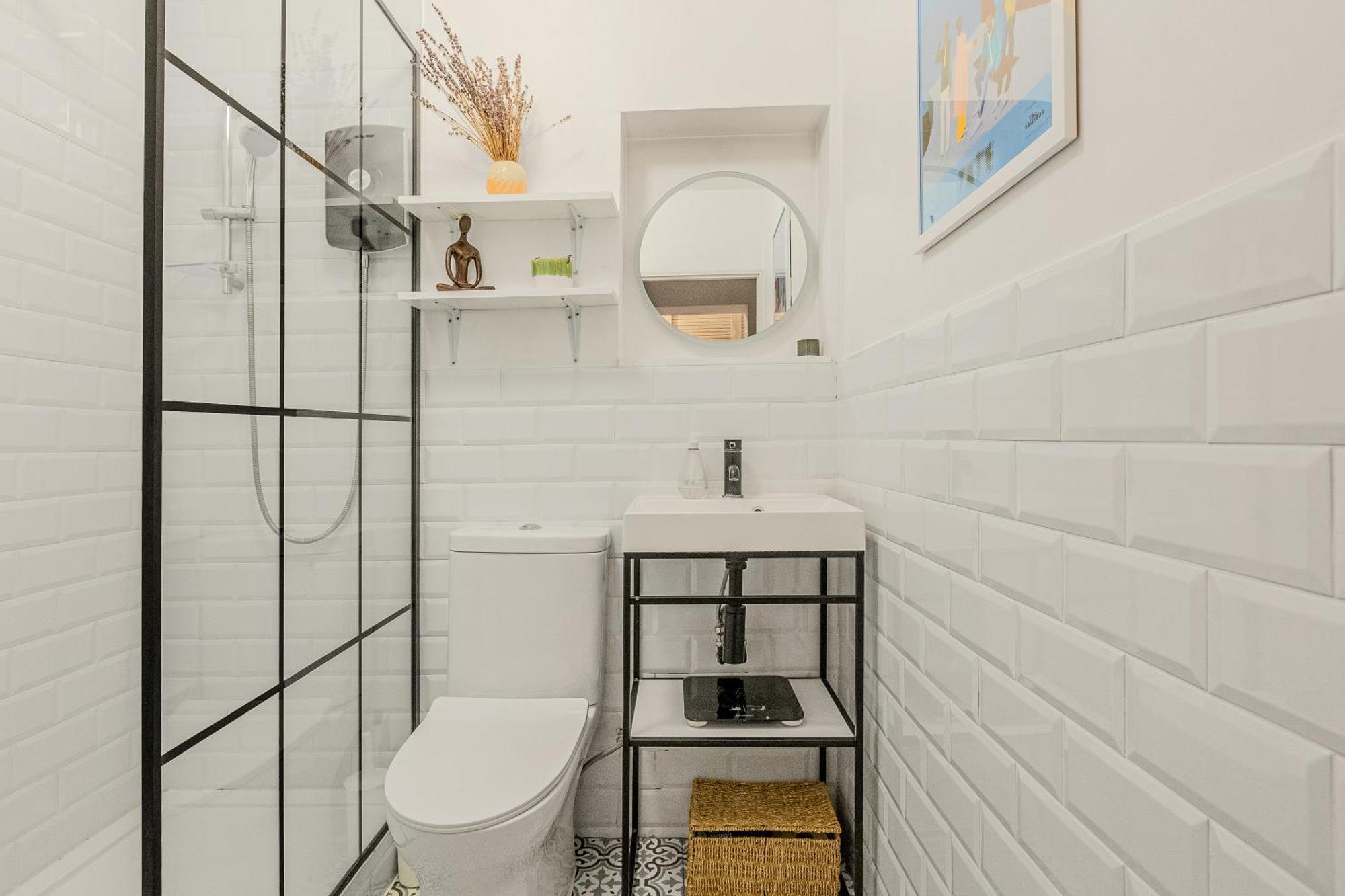 Filled With Light 1br W Balcony, Centre Apartment *