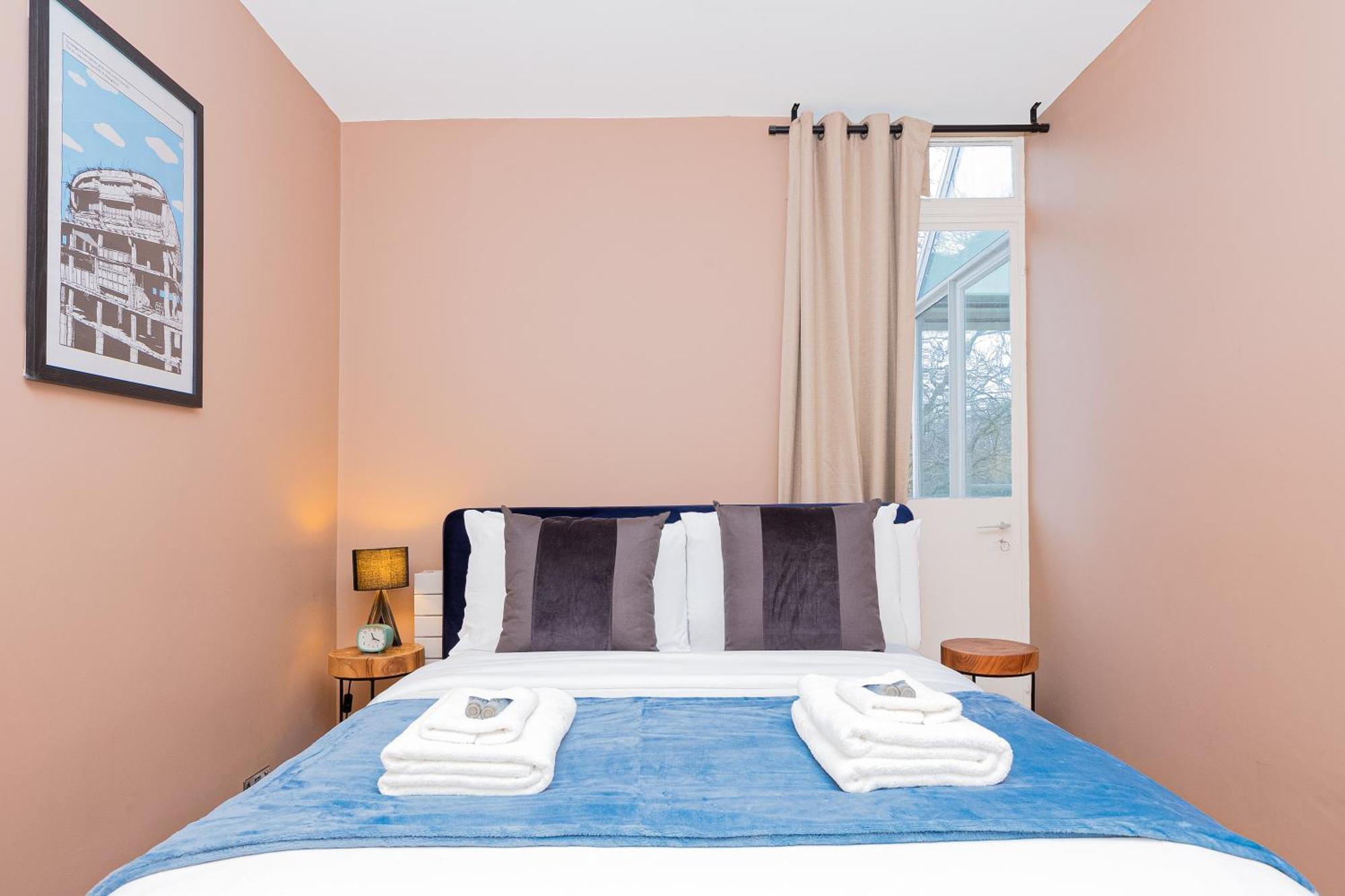 Apartment Filled With Light 1br W Balcony, Centre